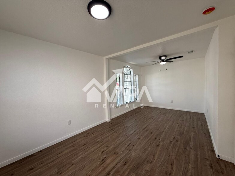 Building Photo - 5215 Fountain Lake Dr