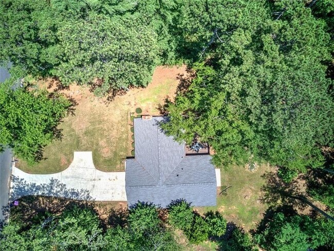 Building Photo - 3410 Holliglen Dr