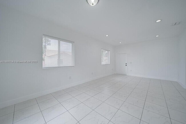 Building Photo - 3 bedroom in Miami FL 33161