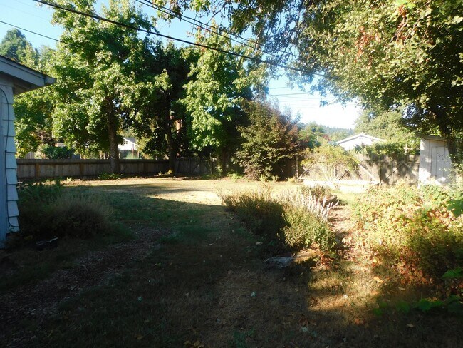 Building Photo - Spacious 3/Bedroom-1-1/2Bathroom Home In F...