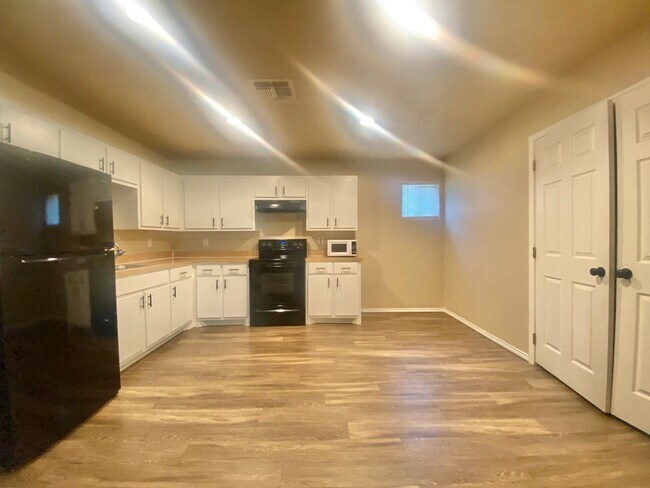 Building Photo - 3 bedroom 2 bath 1 car garage near MLK.