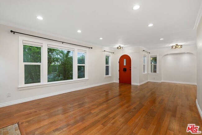 Building Photo - 828 N Crescent Heights Blvd