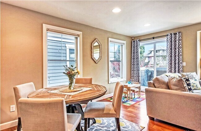 Building Photo - Live Between Lake Washington and Downtown Seattle, The Best of Both Worlds!