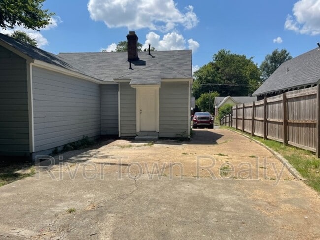 Building Photo - 822 Kippley St
