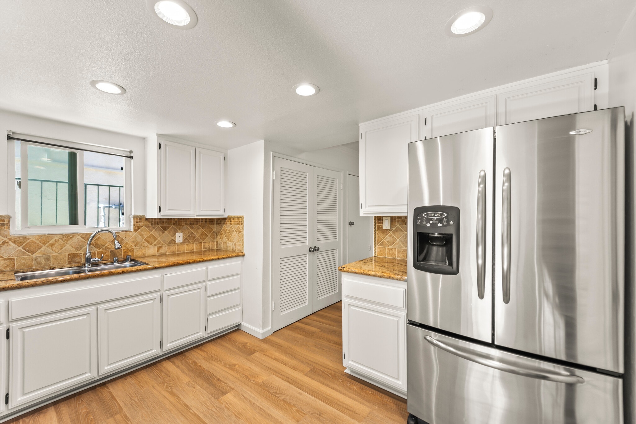 Kitchen / Laundry - 1214 S Alma St