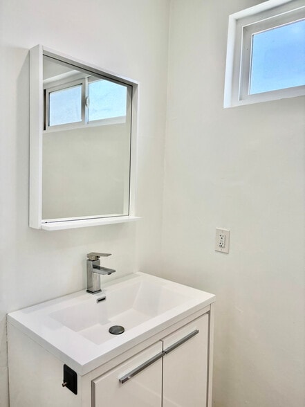 Building Photo - 1284 Havenhurst Dr
