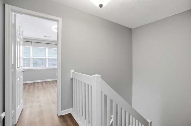 Building Photo - 2 Bedroom End Unit Townhome in University Heights!