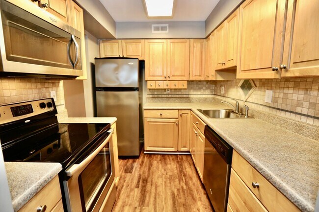 Building Photo - Fantastic 2-Bedroom Townhome In Linkhorn! ...