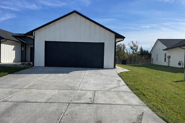 Building Photo - 5203/05 S Chase Cir