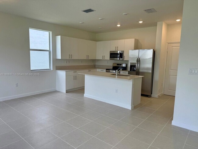 Building Photo - 2659 SE 24th St