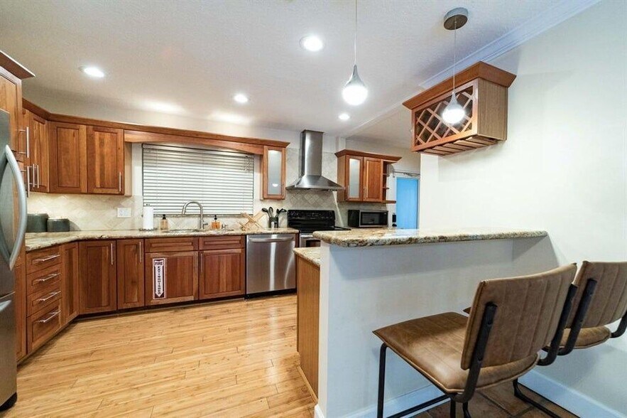 Building Photo - 2101 NE 15th St