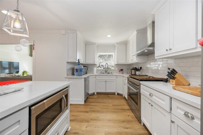 Building Photo - 2011 De Milo Dr