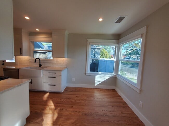 Building Photo - 10682 Center Dr