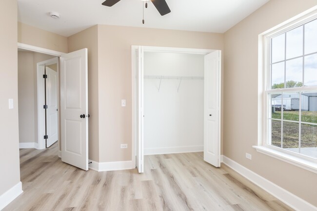 Building Photo - 516 Carriage Ct