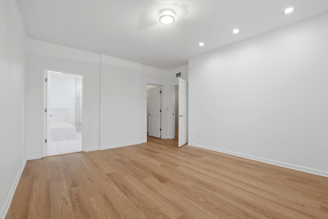 Building Photo - 7308 S Ridgeland Ave