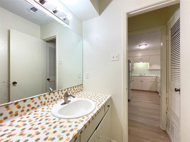 Building Photo - 904 N Meadows Dr