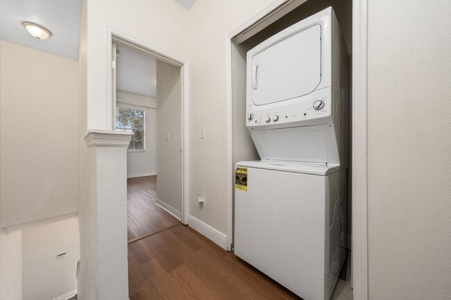 Building Photo - 2 Bedroom /2.5 bathrooms Town House. Just few minutes from Medical City.