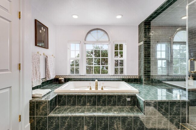 Building Photo - 1 Overlook Pl