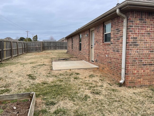 Building Photo - 405 Cherry St