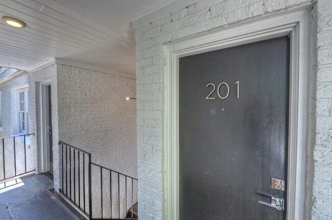 Building Photo - 510 Queens Rd