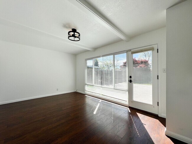 Building Photo - Beautiful Three Bedroom North Napa Home