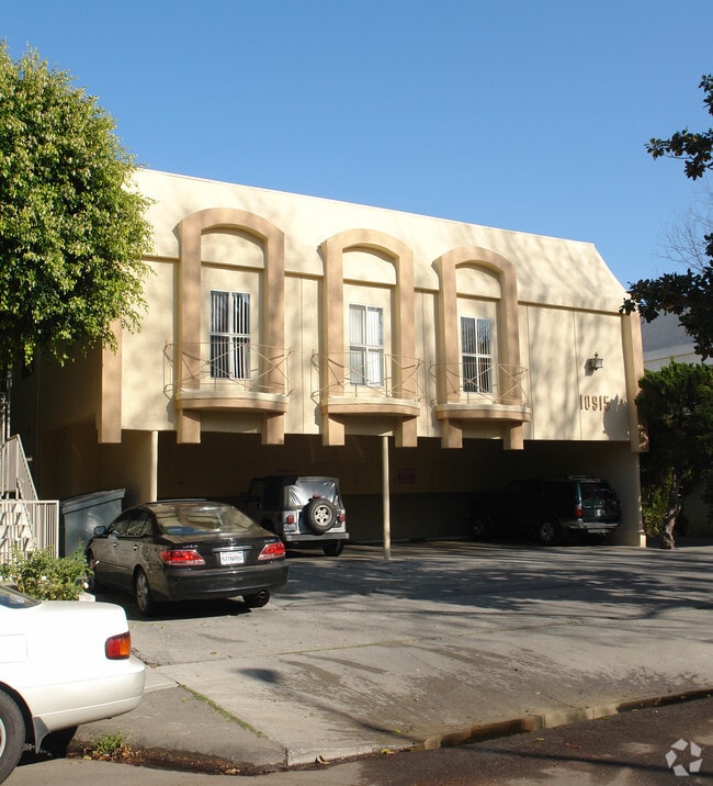 Building Photo - 10915 Morrison St