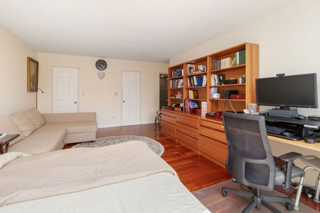 Building Photo - Large three bedroom in Brookline for Septe...