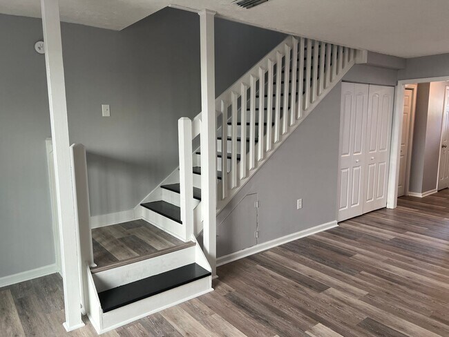 Building Photo - Walk to Beach! Newly Remodeled 2 Bedroom, ...