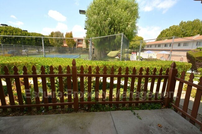 Building Photo - 564 Rosewood Ave
