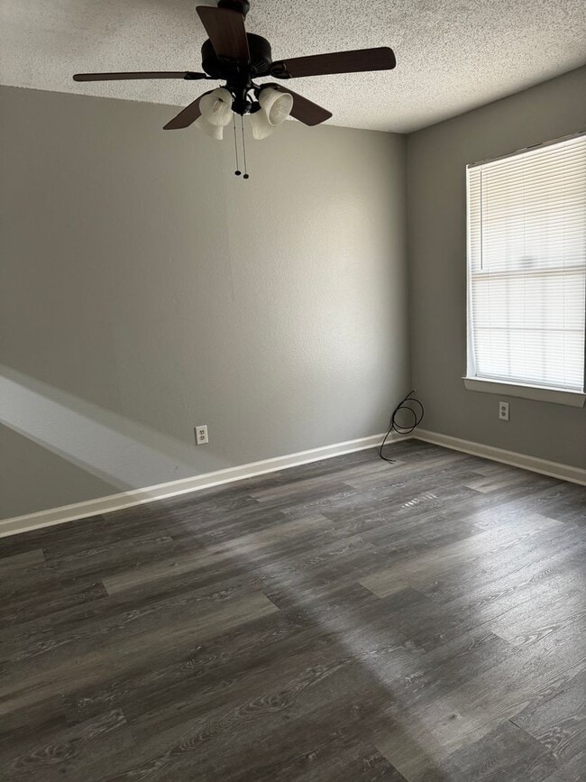 Building Photo - Charming 2/2 Condo Blocks from Baylor Campus!