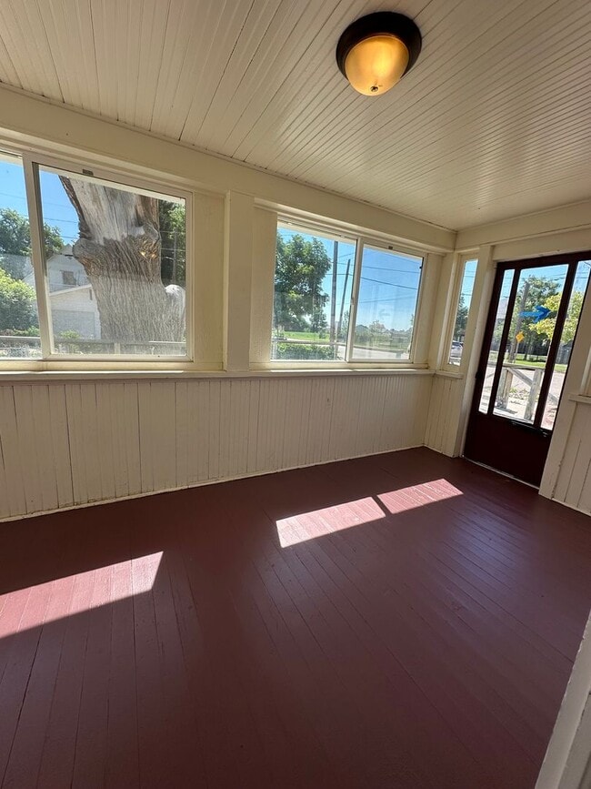 Building Photo - Amazing 3 bedroom home avail NOW