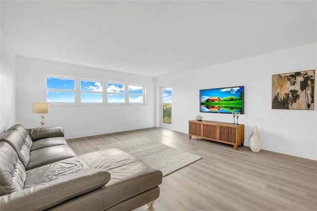 Building Photo - 3200 Port Royale Dr S