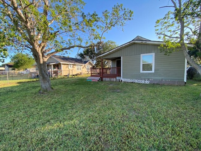 Building Photo - COZY SOUTHSIDE TWO BEDROOM