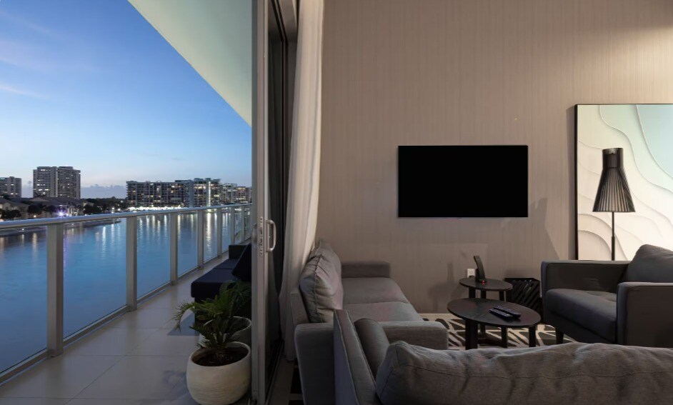 Building Photo - 4010 S Ocean Dr