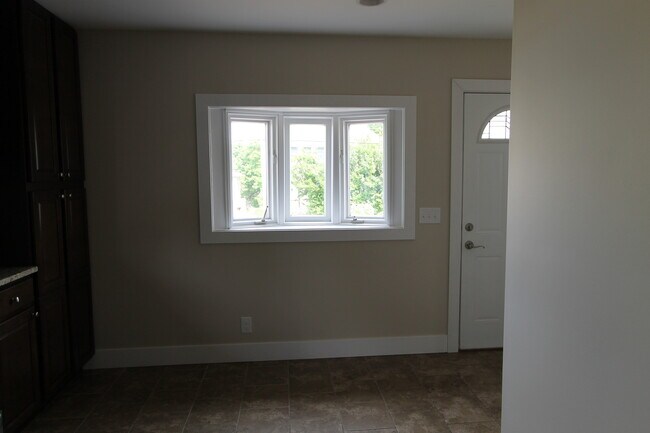 Building Photo - HUGE Historic Home with amazing fenced in yard and golf course views!