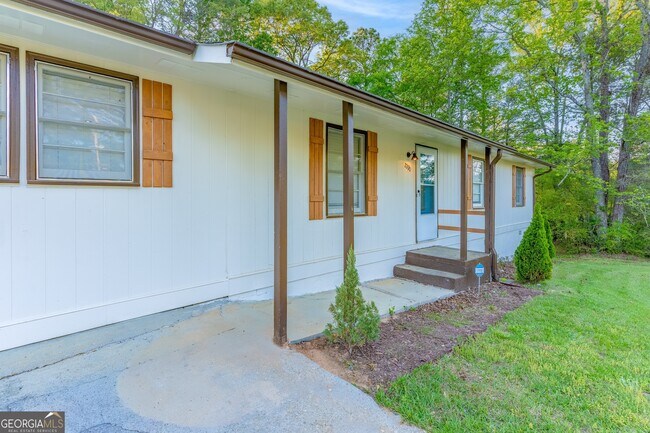 Building Photo - 2290 Pinetree Ln NE