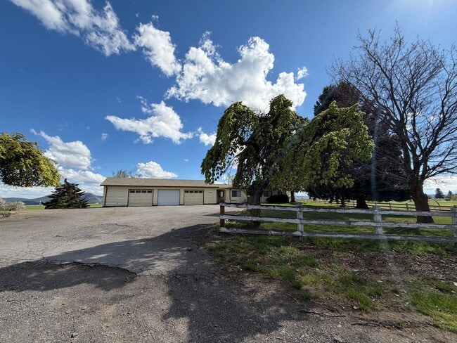 Building Photo - 3 Bedroom, 2.5 Bath - Three Bay garage