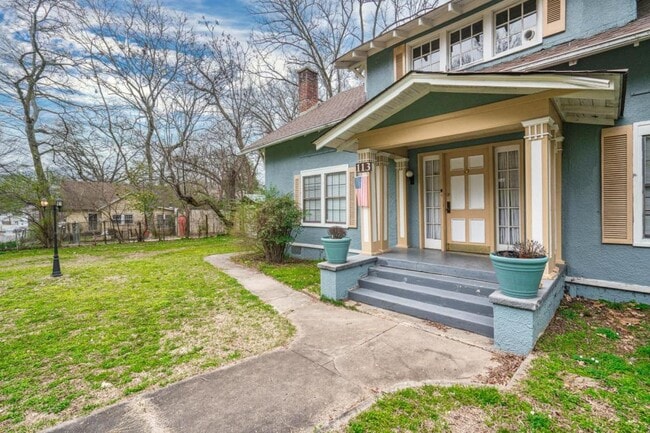 Building Photo - 113 Dell St