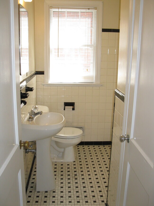 Building Photo - 3131 W Grace St