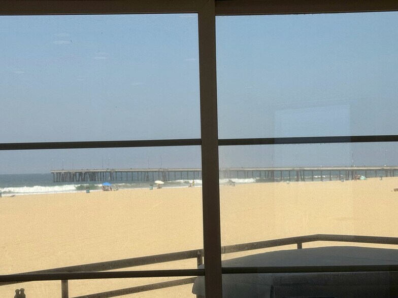 Building Photo - 3505 Ocean Front Walk