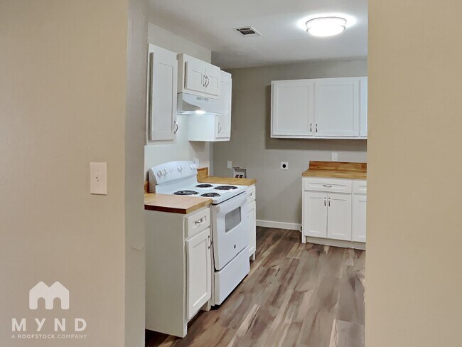 Building Photo - 512 E University Ave