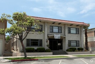 Building Photo - 1532 E 2nd St