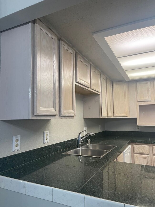 Building Photo - Roomy Lynnwood Townhouse-Style Condo With Upgrades