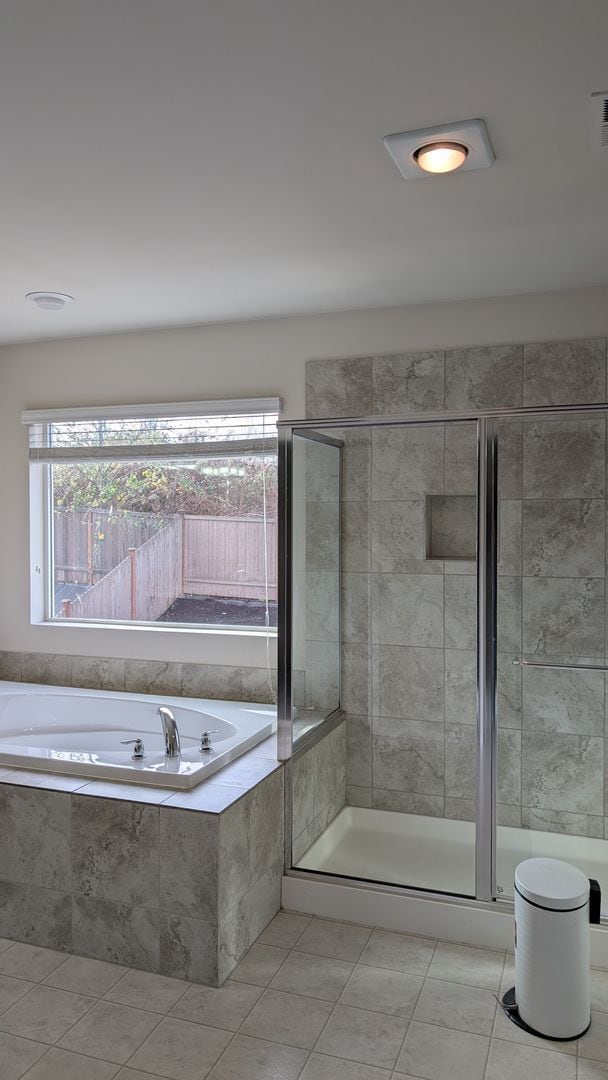 Building Photo - 5 bedroom Marysville 2 story home