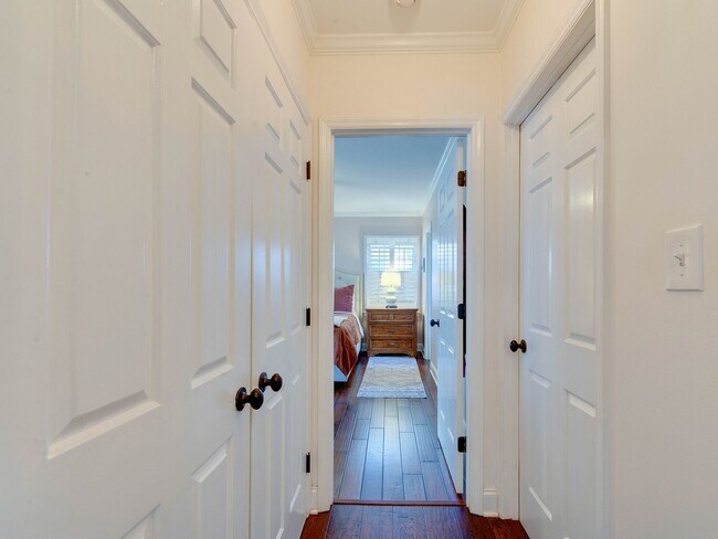 Building Photo - A picture perfect cottage home ready for you with community pool!