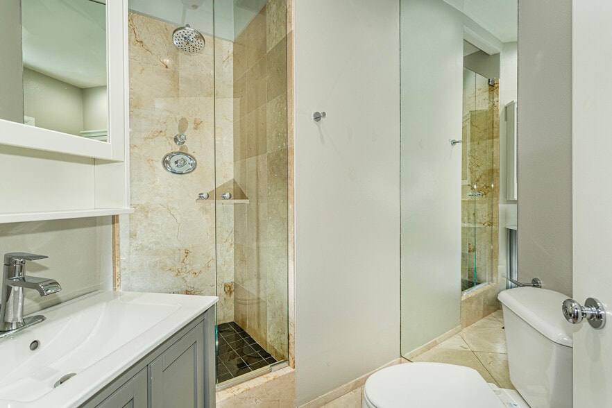 Guest bath with shower - 700 Front St