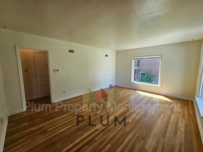 Building Photo - 407 S 5th St E