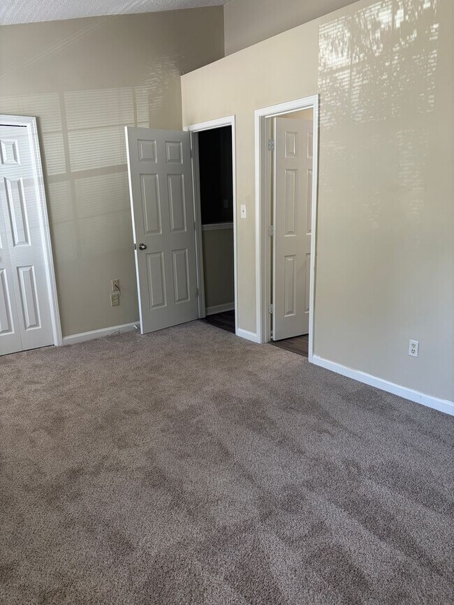 Building Photo - Stepless Townhome