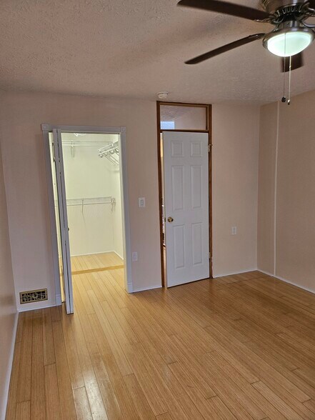 Building Photo - 635 S Decker Ave