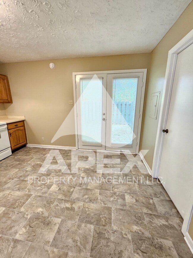 Building Photo - Spacious 2-Bdrm 1.5 Ba Townhouse style Condo in West Knoxville! End Unit!